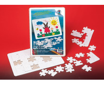 Fehér karton kivágott puzzle formákkal