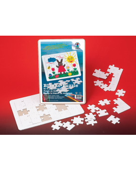 Fehér karton kivágott puzzle formákkal